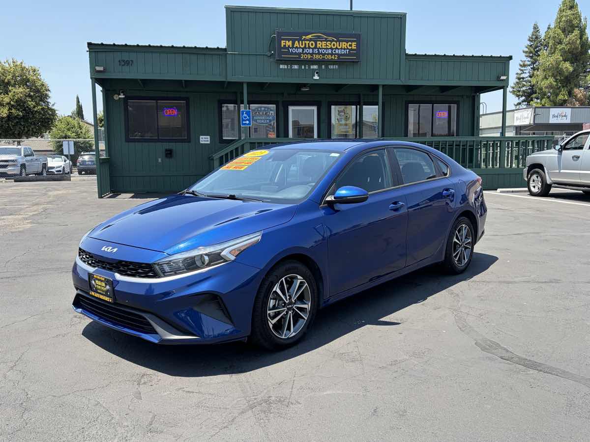2023 Kia Forte LXS - Photo 2