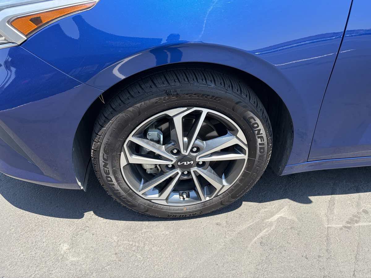 2023 Kia Forte LXS - Photo 25