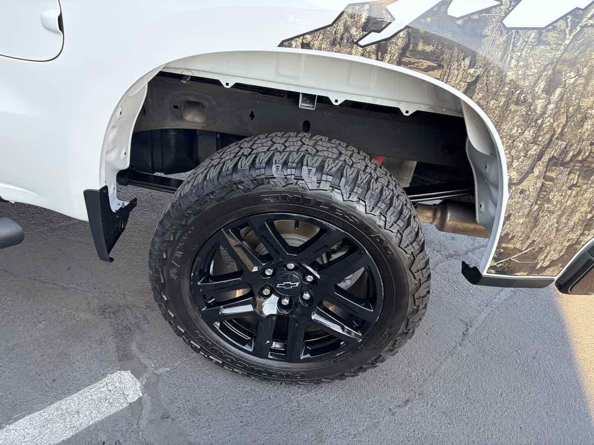Photo 8 of this Chevrolet Silverado 1500