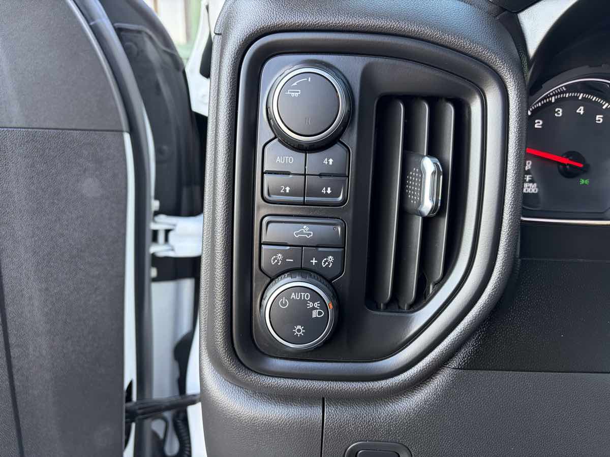 Photo 21 of this Chevrolet Silverado 1500