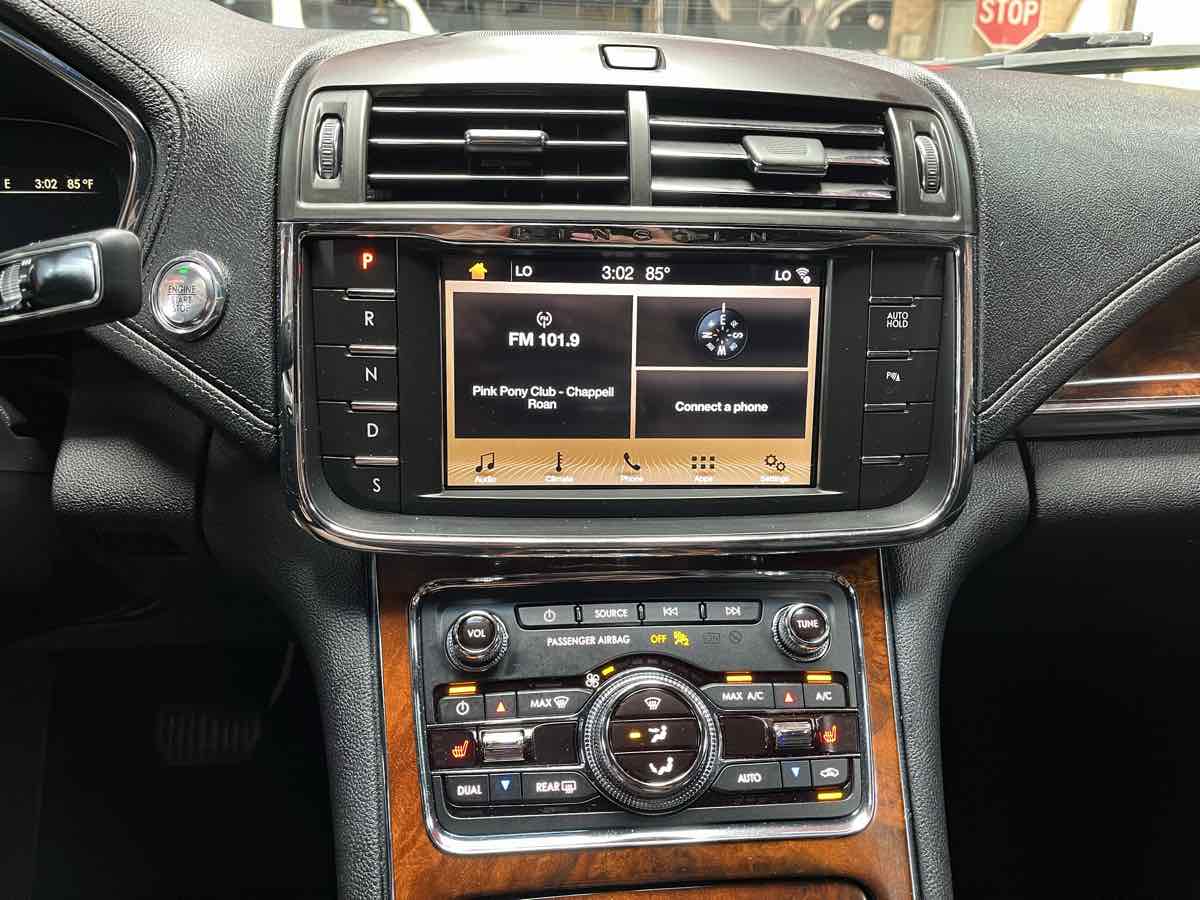 Photo 16 of this Lincoln Continental