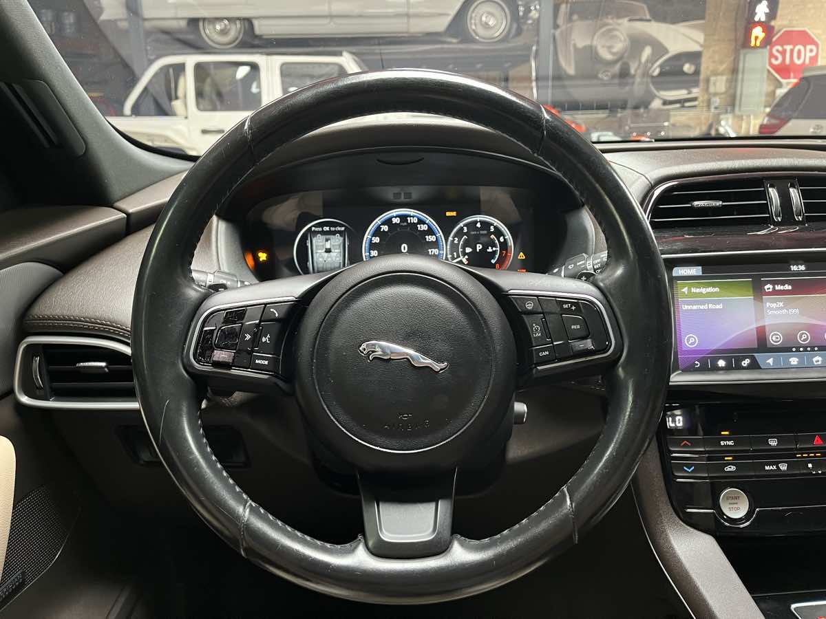 Photo 11 of this Jaguar F-PACE