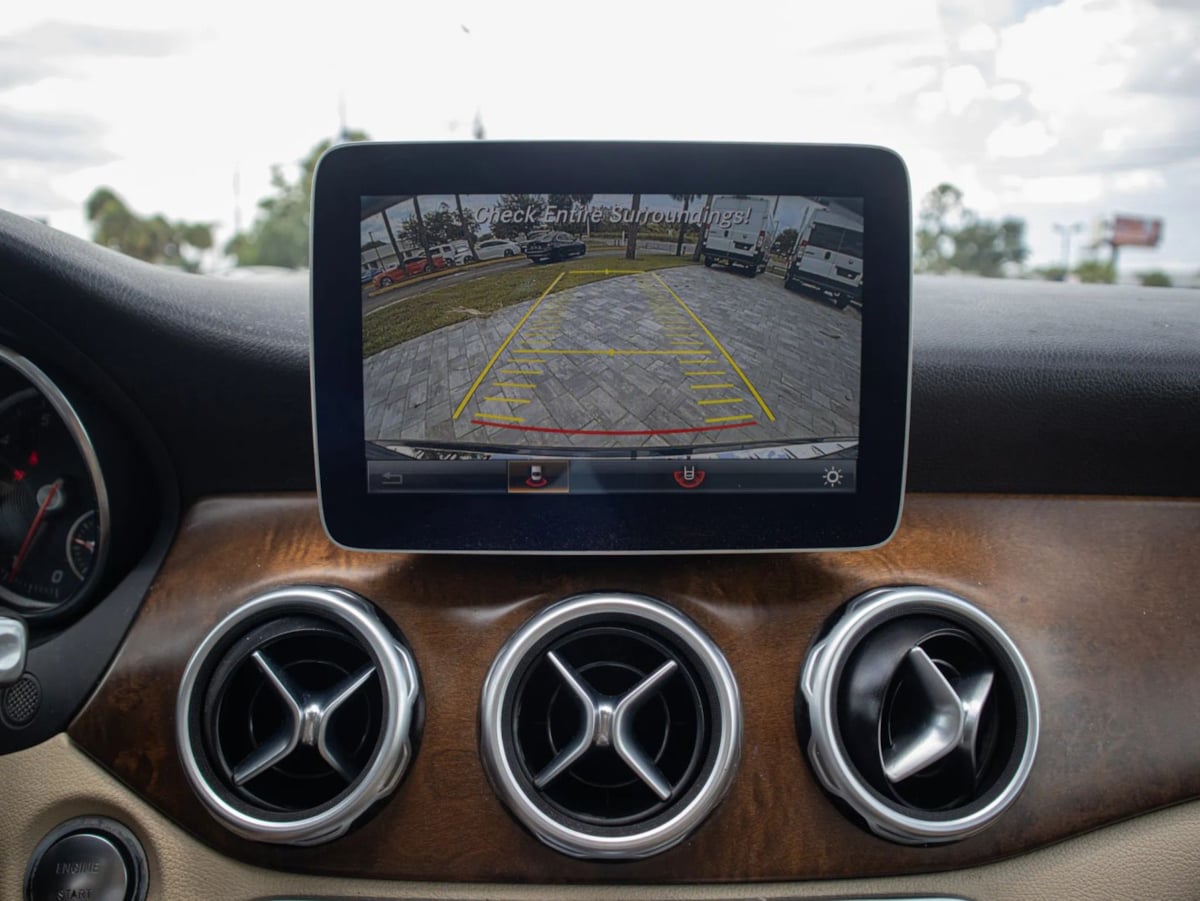 Mercedes-Benz GLA 250 photo 36