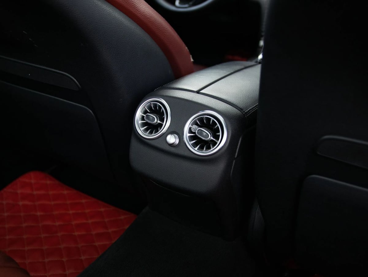 Mercedes-Benz C300 photo 30