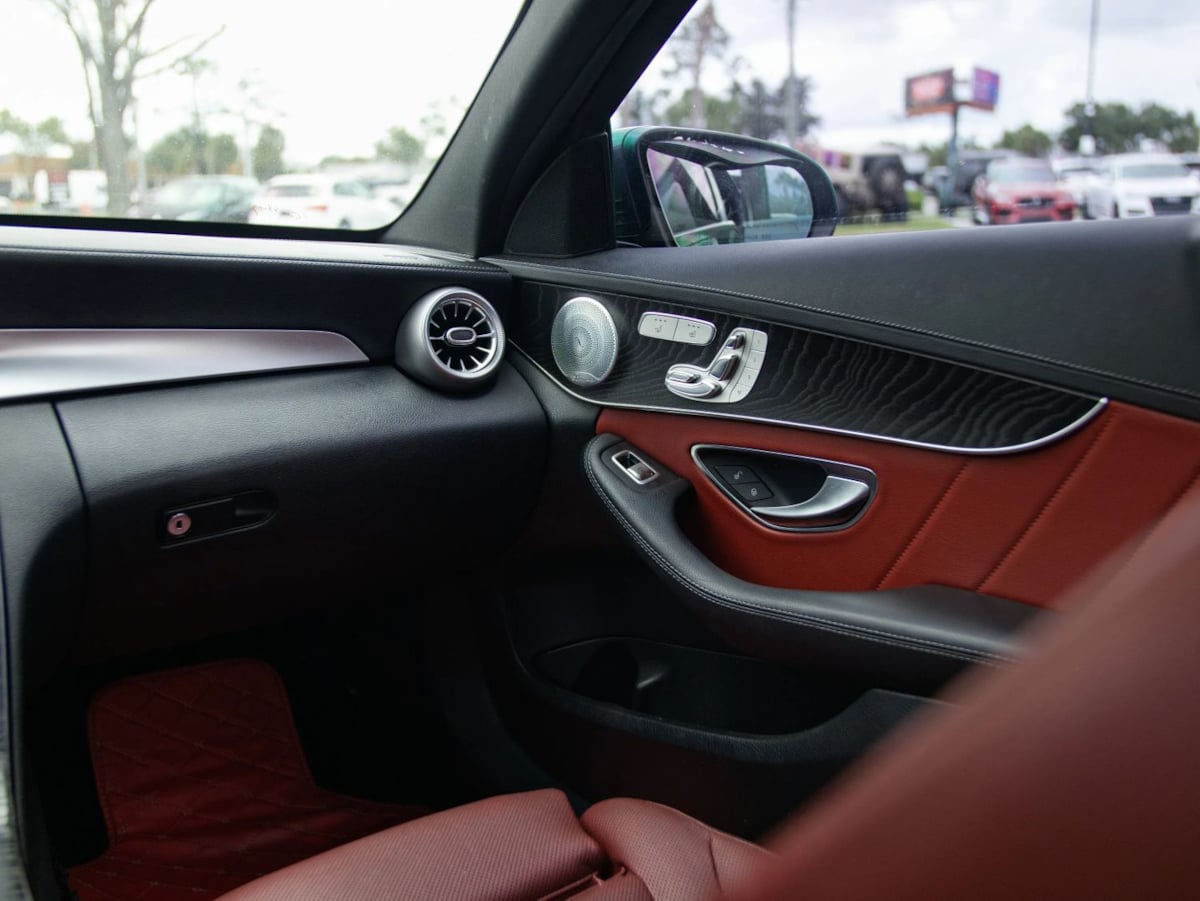 Mercedes-Benz C300 photo 33