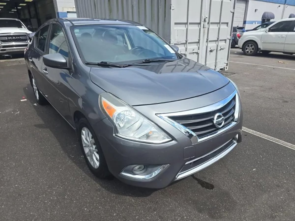 Nissan Versa photo 11