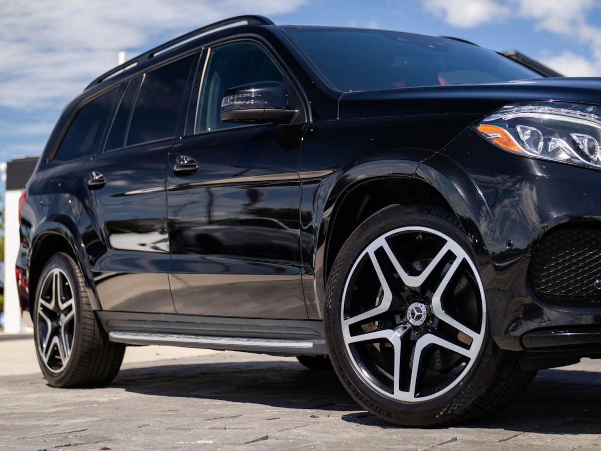 Photo 2 of this Mercedes-Benz GLS 550