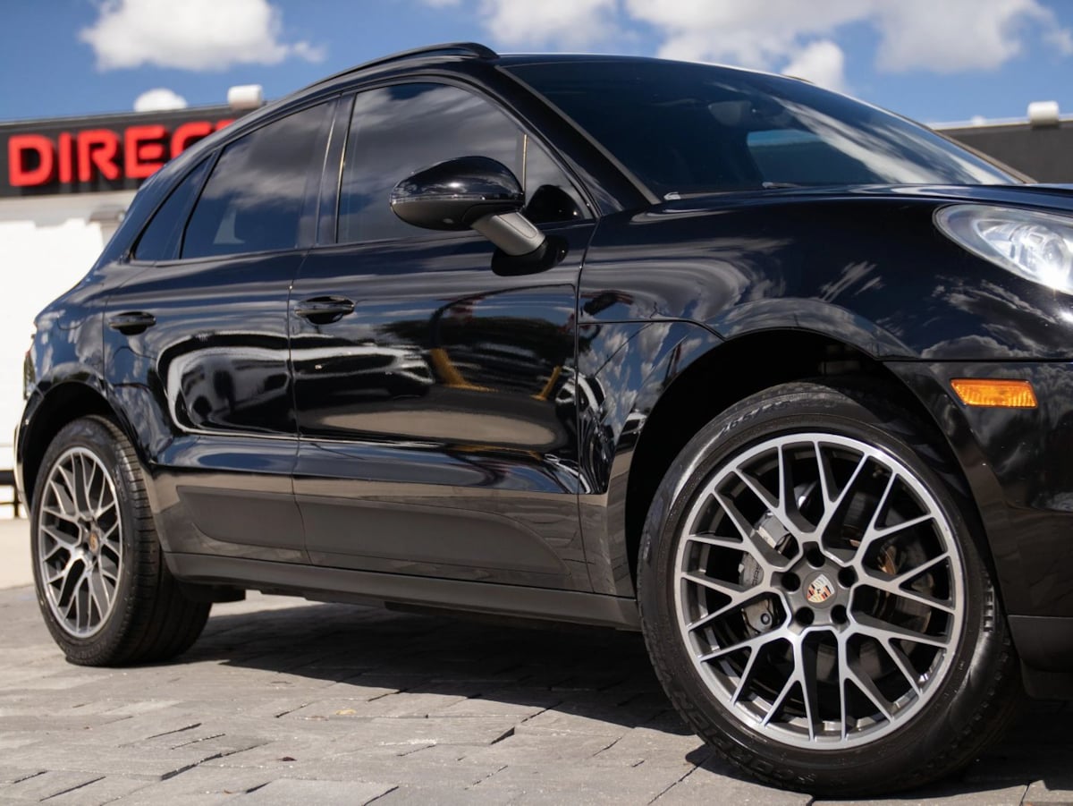 Photo 2 of this Porsche Macan