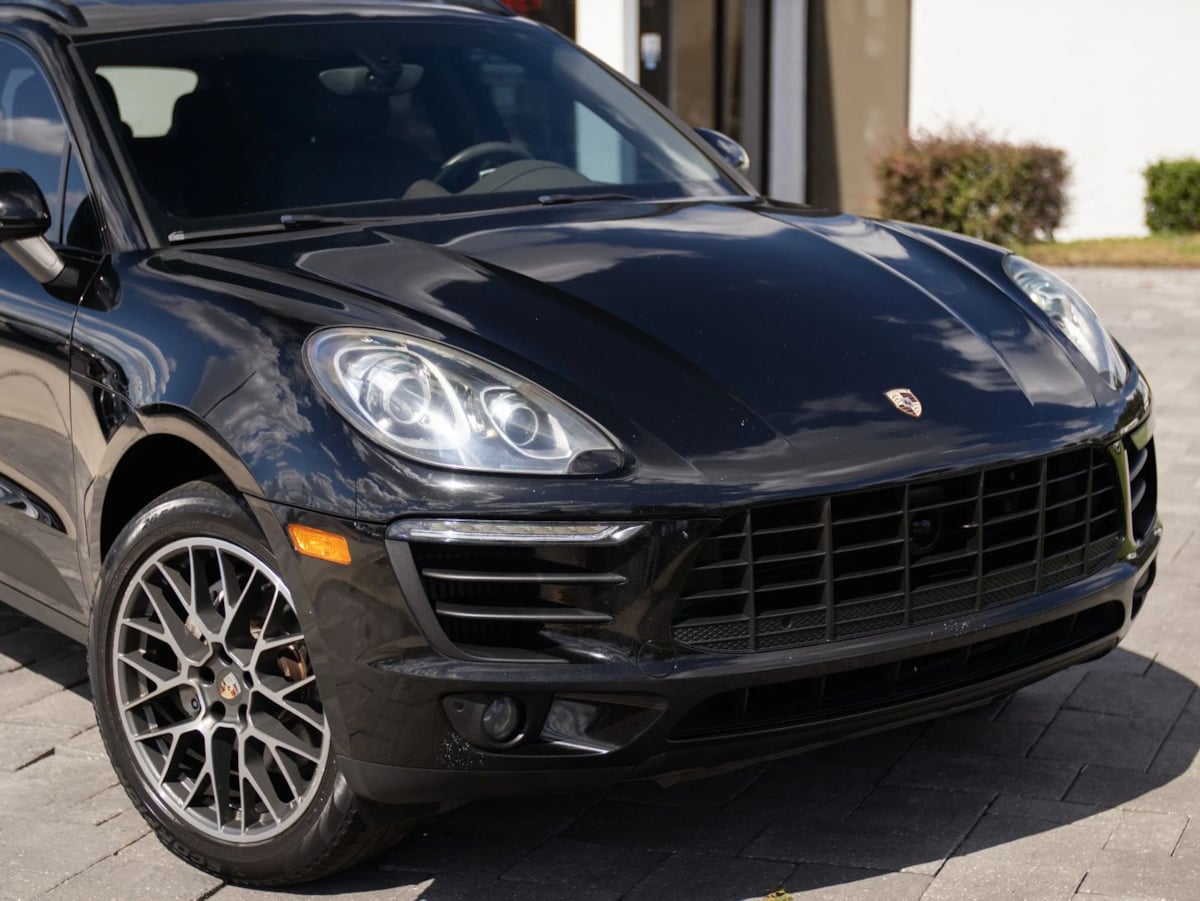 Photo 3 of this Porsche Macan