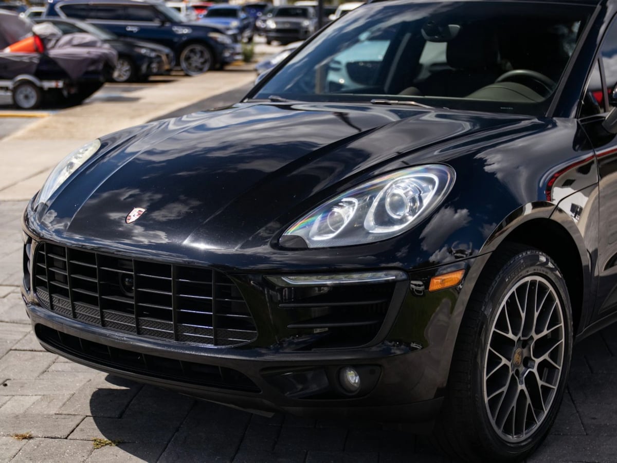 Photo 5 of this Porsche Macan