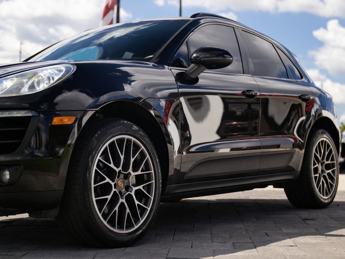 Photo 7 of this Porsche Macan