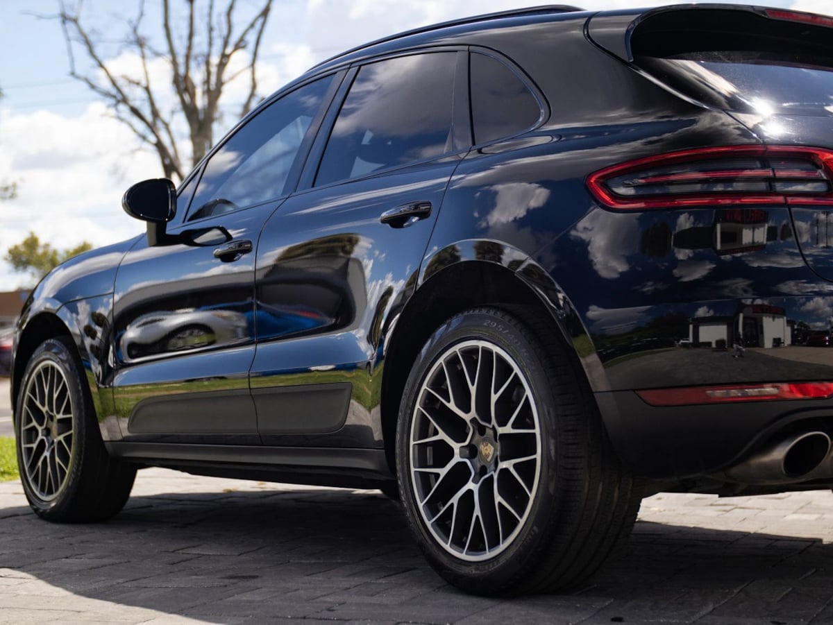 Photo 8 of this Porsche Macan