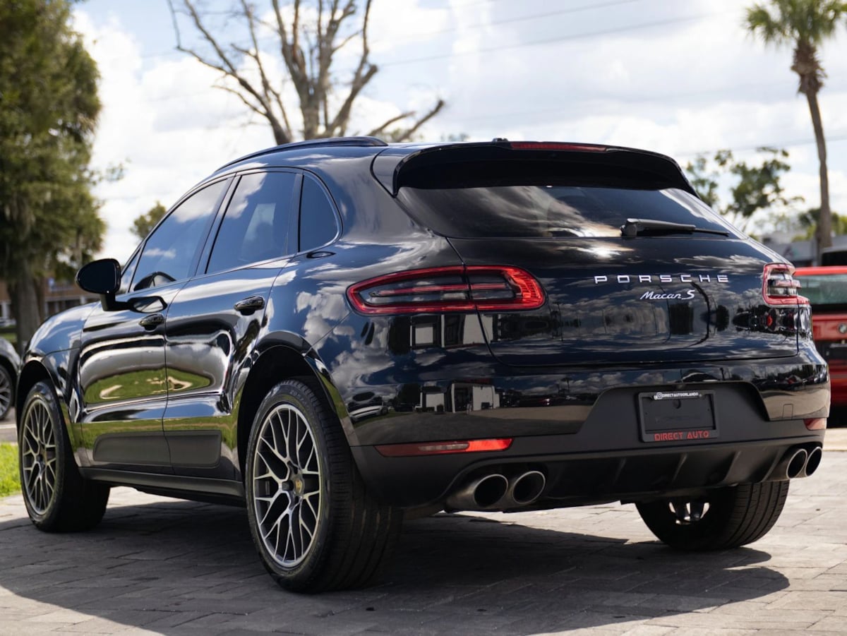 Photo 9 of this Porsche Macan