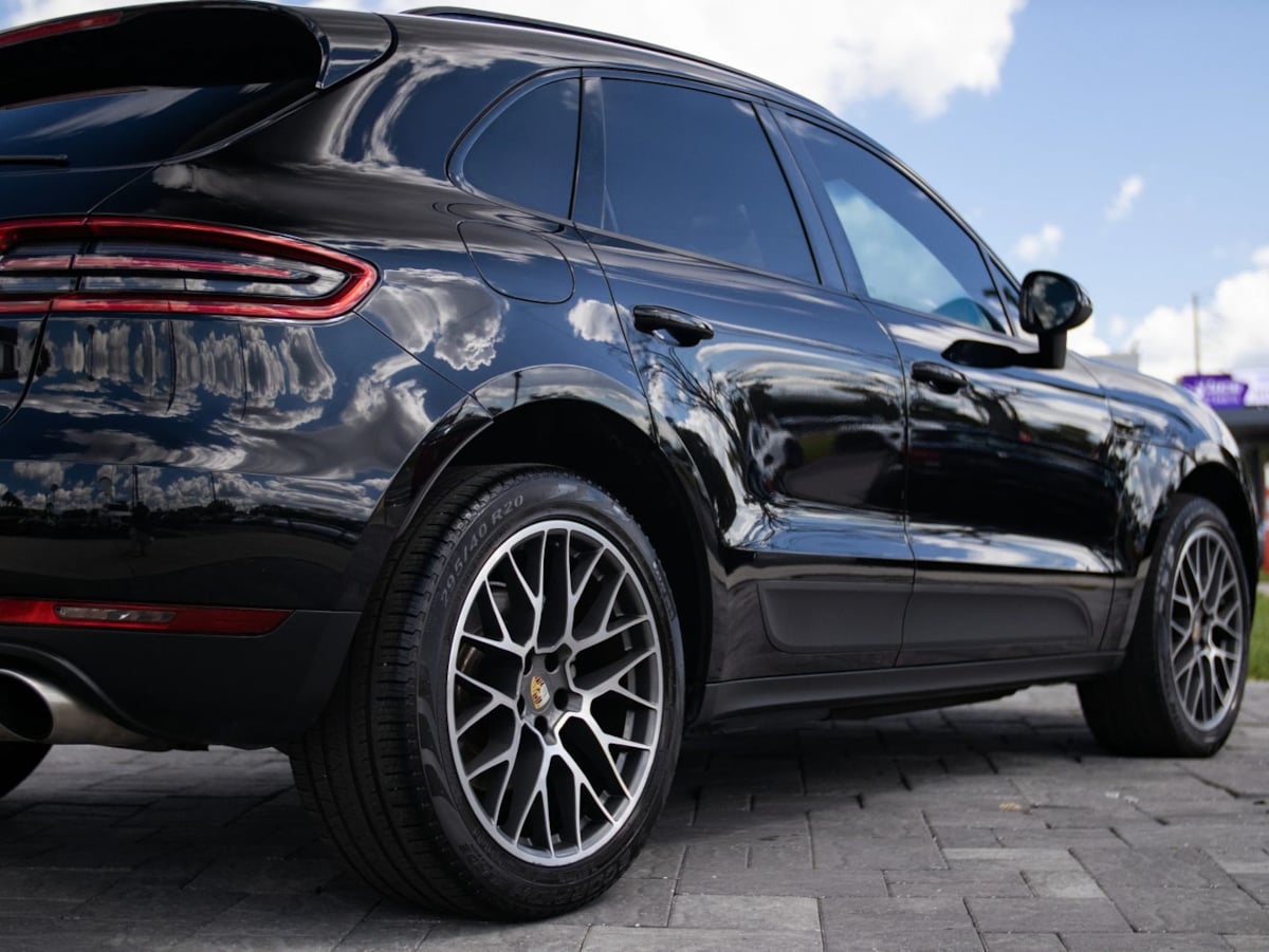 Photo 14 of this Porsche Macan