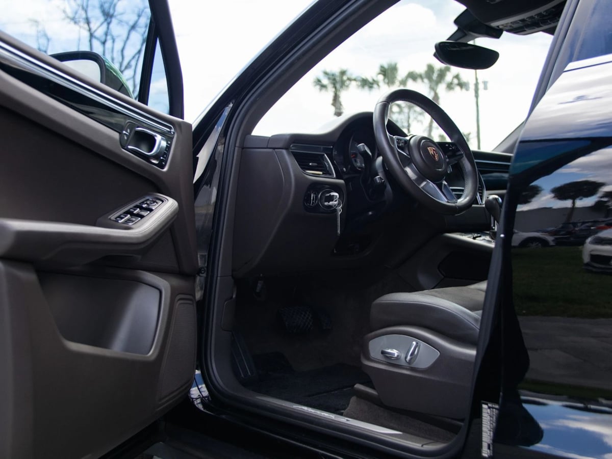 Photo 16 of this Porsche Macan