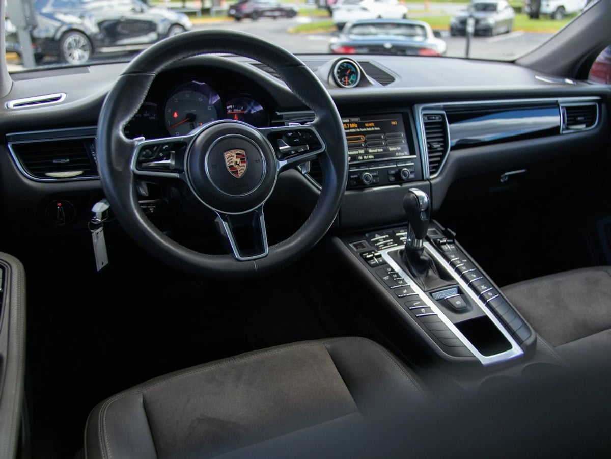 Photo 17 of this Porsche Macan