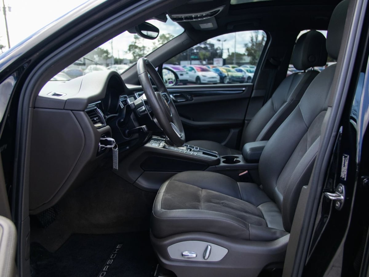 Photo 18 of this Porsche Macan