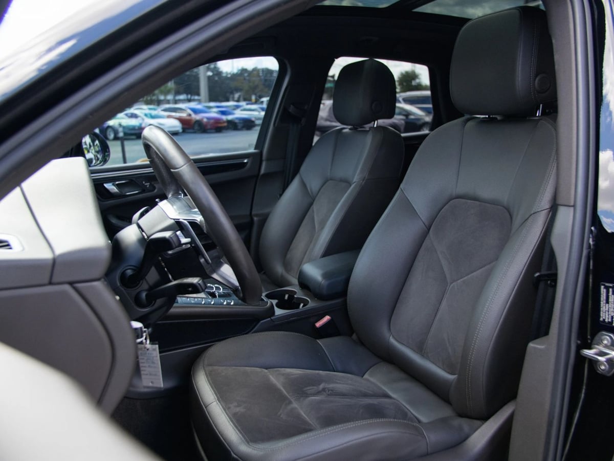Photo 19 of this Porsche Macan