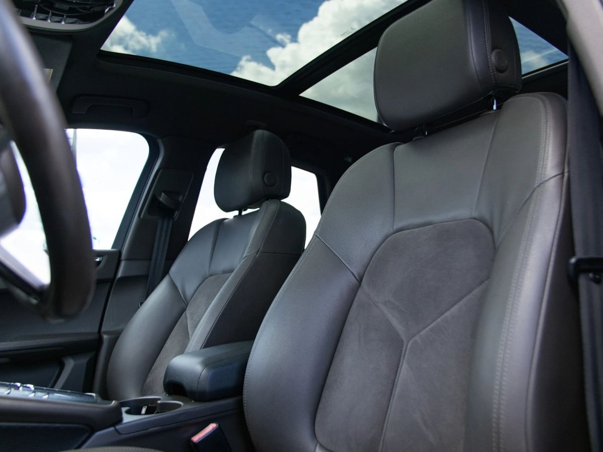 Photo 20 of this Porsche Macan
