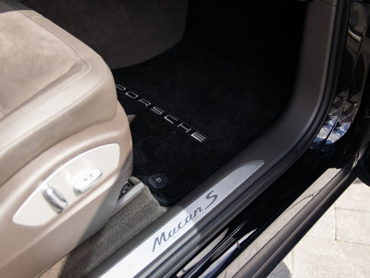 Photo 21 of this Porsche Macan