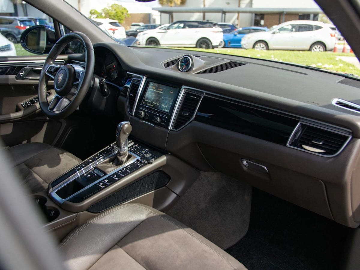 Photo 23 of this Porsche Macan
