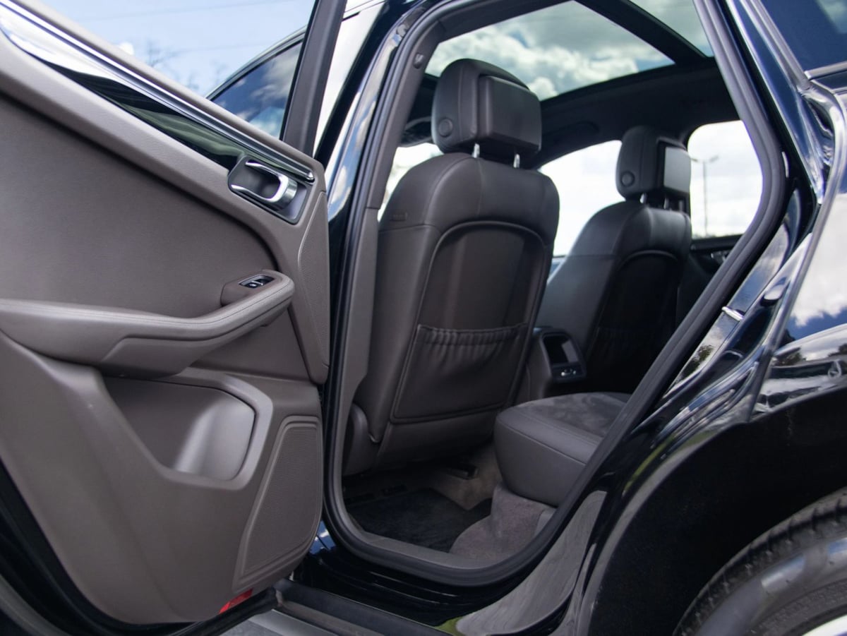 Photo 24 of this Porsche Macan