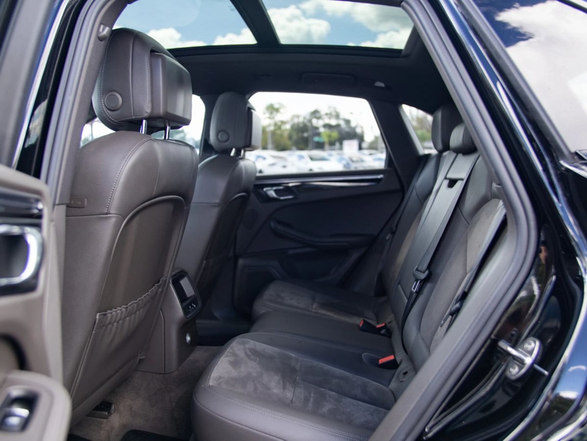 Photo 25 of this Porsche Macan