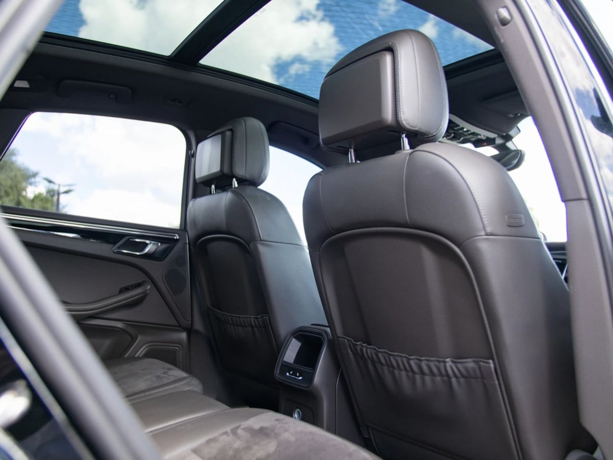 Photo 27 of this Porsche Macan