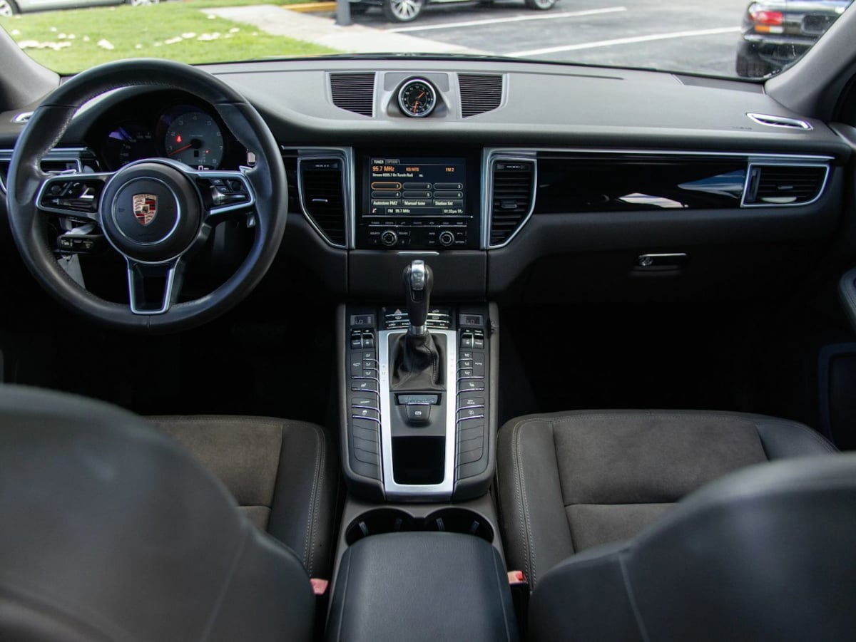 Photo 29 of this Porsche Macan