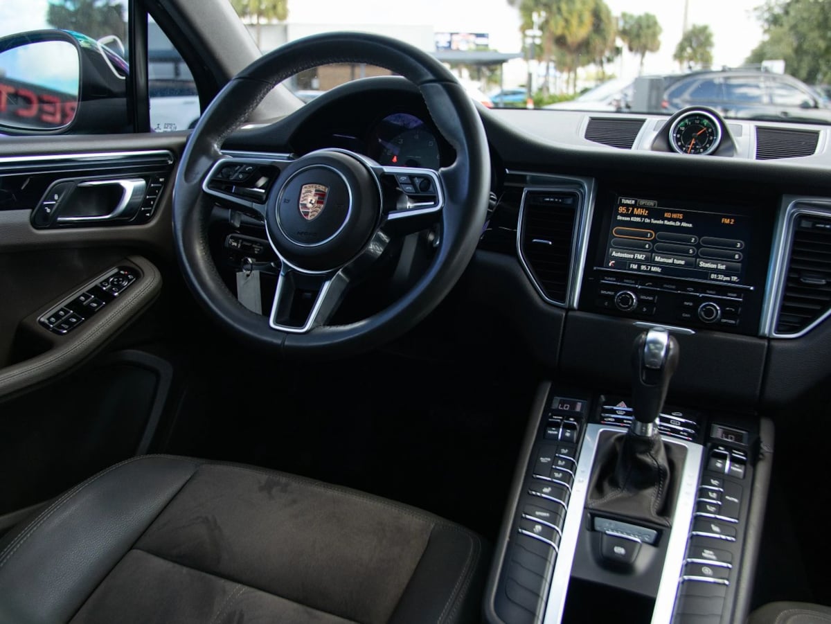 Photo 30 of this Porsche Macan