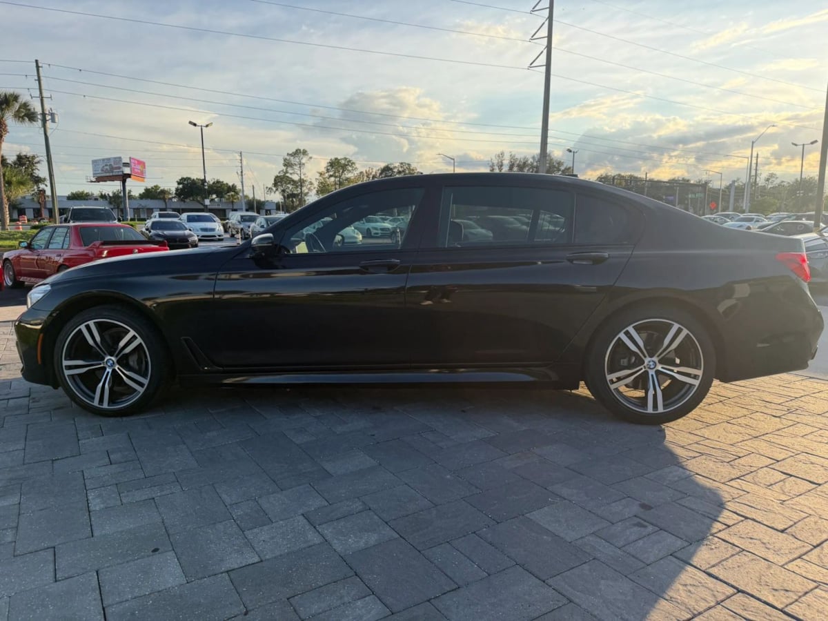 Photo 3 of this BMW 7 Series