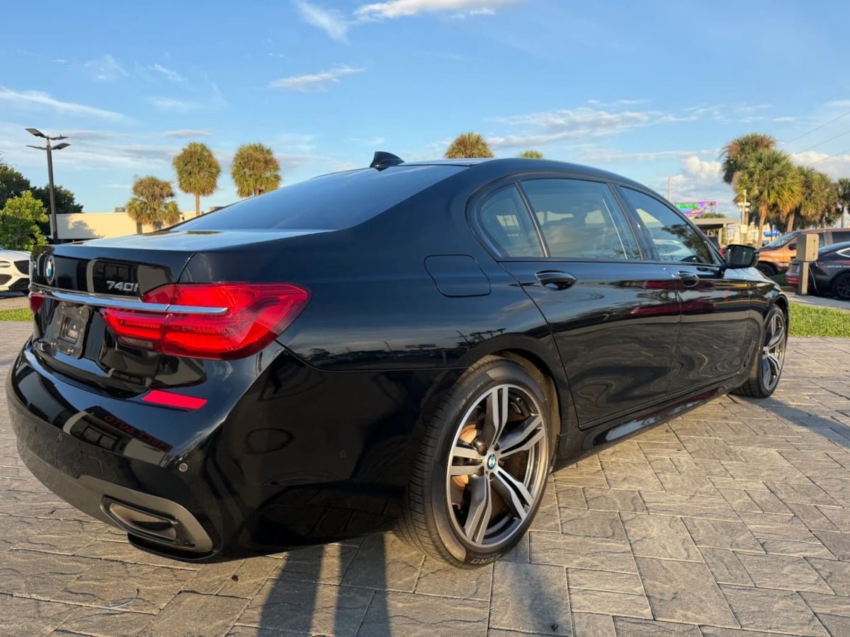 Photo 7 of this BMW 7 Series