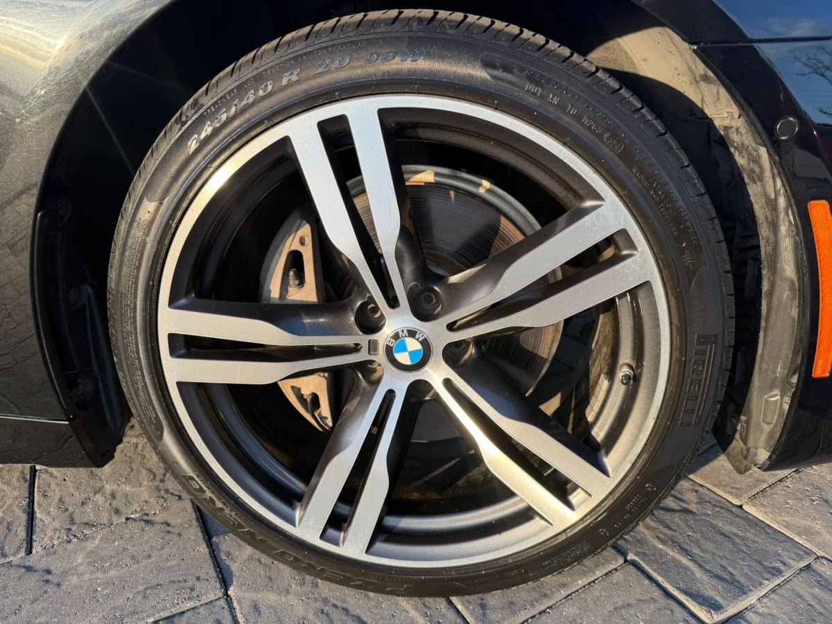 Photo 8 of this BMW 7 Series