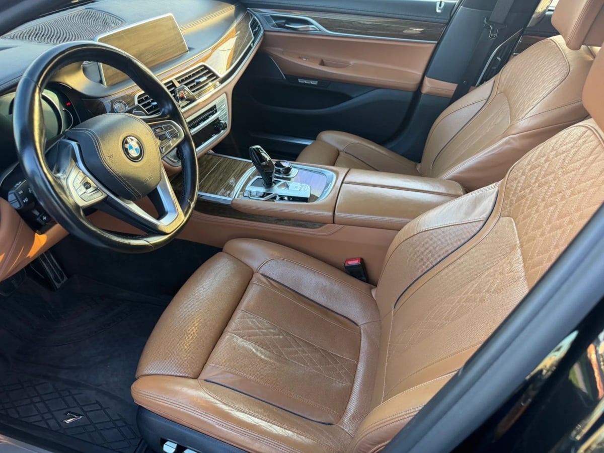 Photo 11 of this BMW 7 Series