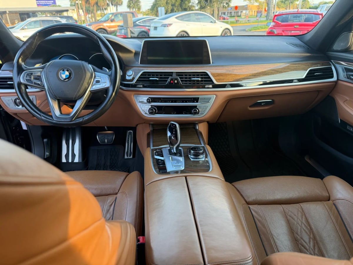Photo 14 of this BMW 7 Series