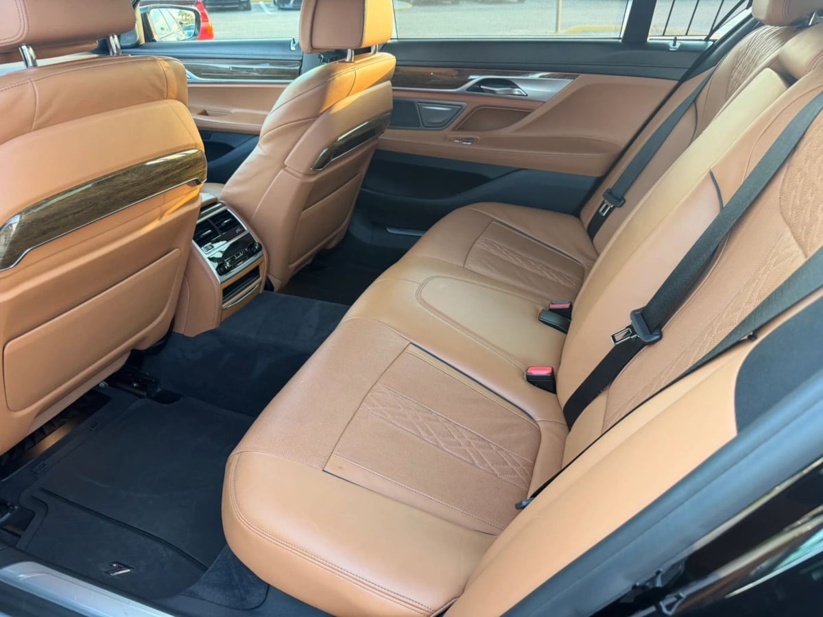 Photo 15 of this BMW 7 Series