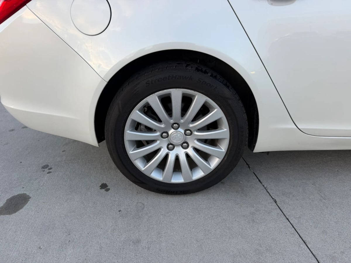 Photo 9 of this Buick Regal