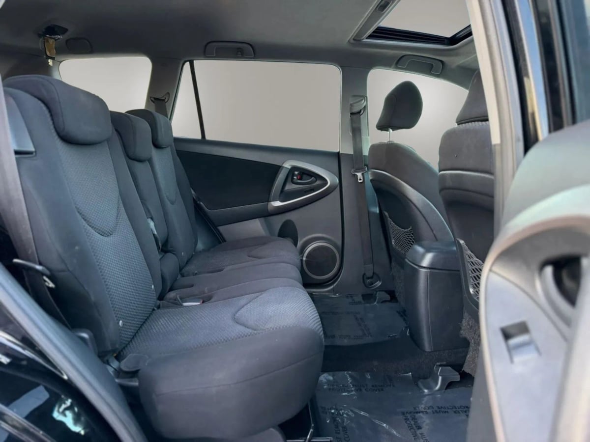 Photo 15 of this Toyota RAV4