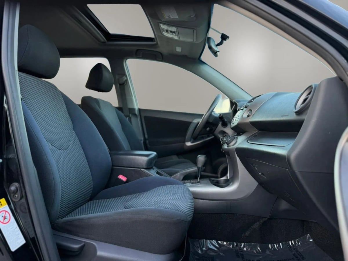 Photo 16 of this Toyota RAV4