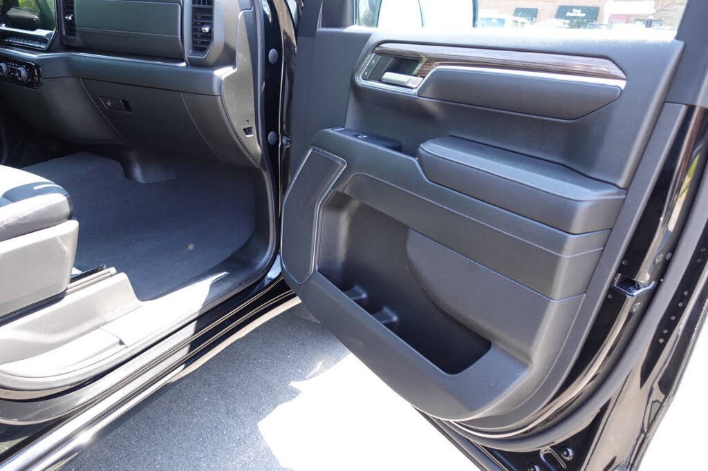 Photo 32 of this Chevrolet Silverado 1500