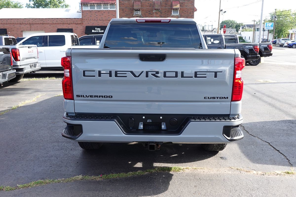 Photo 11 of this Chevrolet Silverado 1500