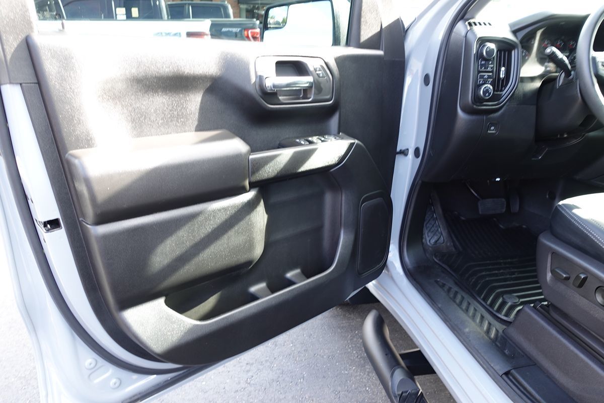 Photo 16 of this Chevrolet Silverado 1500