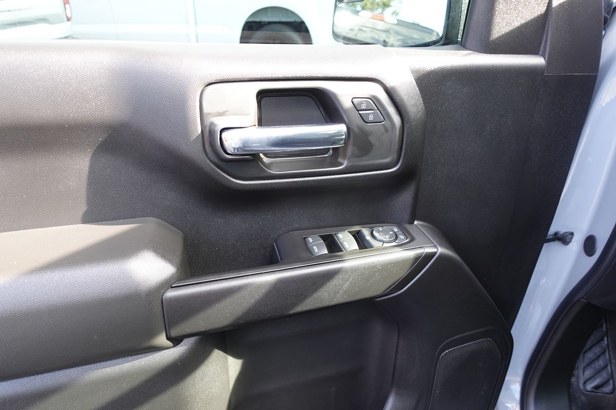 Photo 17 of this Chevrolet Silverado 1500