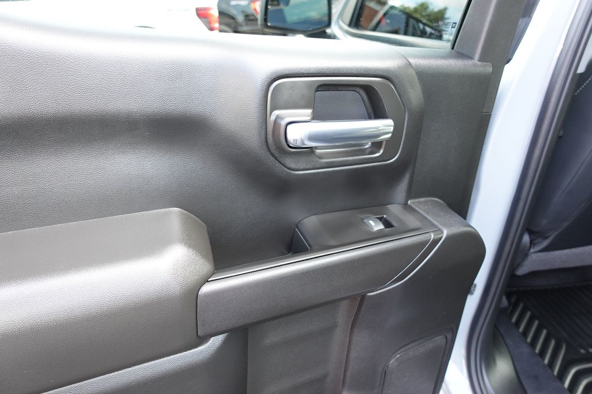 Photo 21 of this Chevrolet Silverado 1500