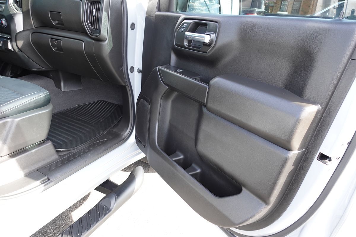 Photo 33 of this Chevrolet Silverado 1500