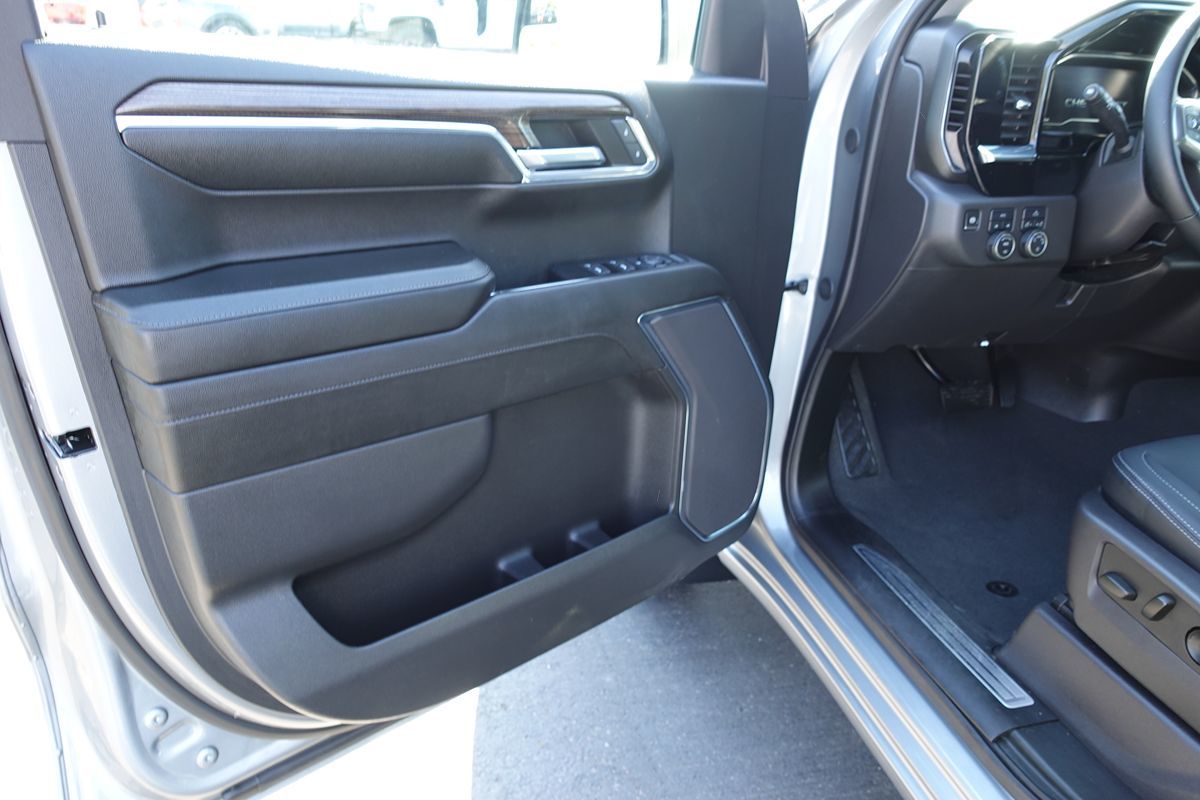 Photo 17 of this Chevrolet Silverado 1500