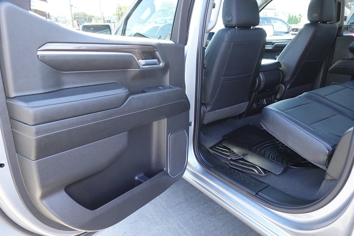 Photo 22 of this Chevrolet Silverado 1500