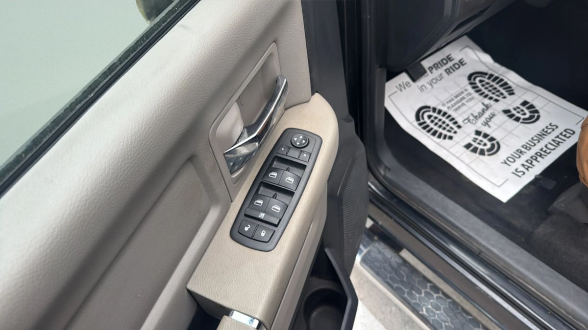 Photo 14 of this Dodge Ram 1500