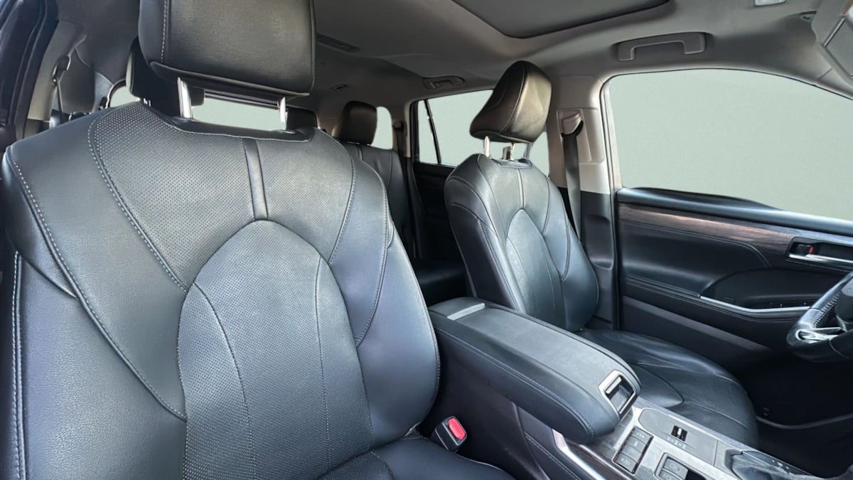 Photo 10 of this Toyota Highlander