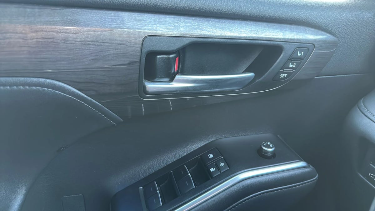 Photo 14 of this Toyota Highlander